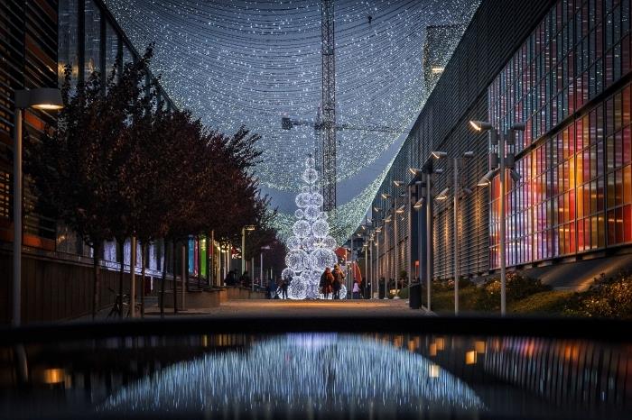 idé tapet för dator på jul tema, exempel foto av julnatt med ljus dekoration krans och julgran