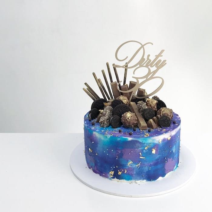 30 -ročná narodeninová torta pre dospelých, sušienky a cukrovinky na ozdobu fialovej, modrej a bielej maslovej smotany