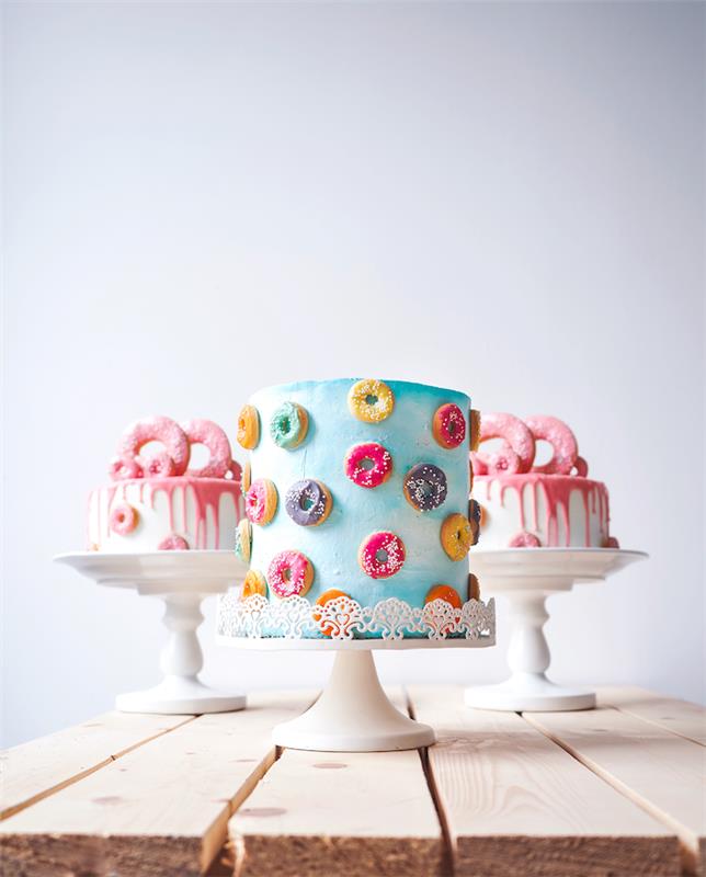 mini söta munkar dekoration på en enkel tårta i blått och vitt, original vuxen födelsedagstårta dekoration