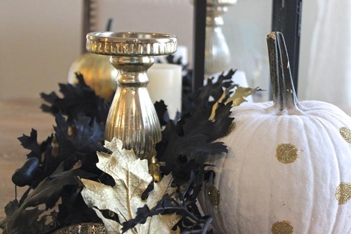 halloween pumpamodell, inredning i svart och guld, halloween objekt för dekoration med torkade löv och vit pumpa