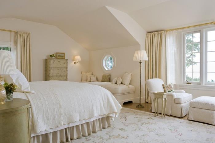 idé om arrangemang under sluttning i ett sovrum för vuxna med vintage och shabby chic design i vitt och beige