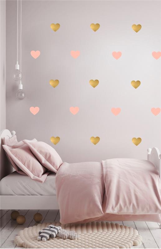 rosa sovrum, rum med pulverrosa väggar med rosa och guldpappershjärtan, liten säng i vit ram
