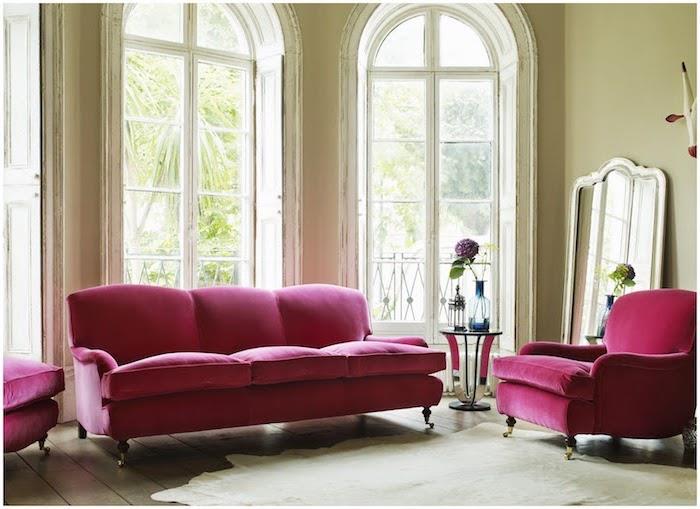 färgpalett, vardagsrum med ljusgröna väggar, soffa och fåtölj vardagsrumslayout i mörkt rosa tyg