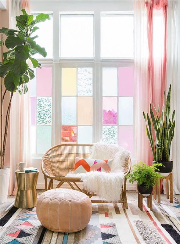 bohemisk anda i vardagsrummet med pastellfärger, pastellrutigt fönster, gröna växter i vita och svarta blomkrukor