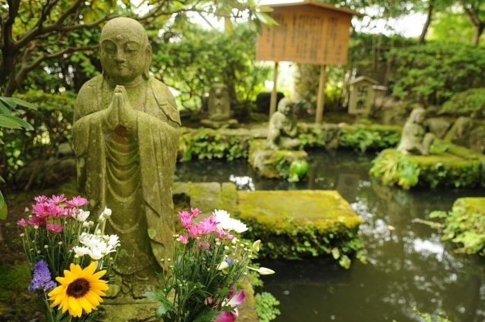 زينة حديقة Zen ، بحيرة صغيرة بها جزر صغيرة ، مغطاة بالطحالب ، منزل خشبي DIY ، تمثال بوذا حجري ، محاط بأزهار نضرة