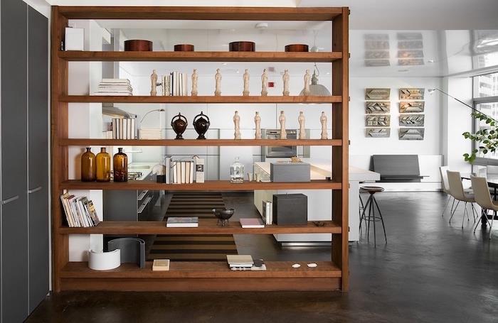 fotografia modelu drevenej police ako oddelenia medzi kuchyňou a obývacou izbou