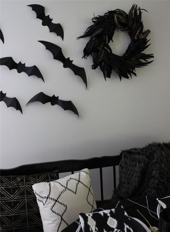 dekorera ditt hus för Halloween fest, vardagsrum med vita väggar med papper dekoration svarta fladdermöss
