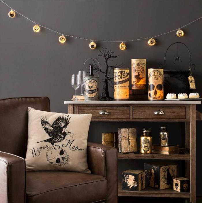 halloween deco -idé, vardagsrum med taupe -väggar med mörka trämöbler och brun läderfåtölj