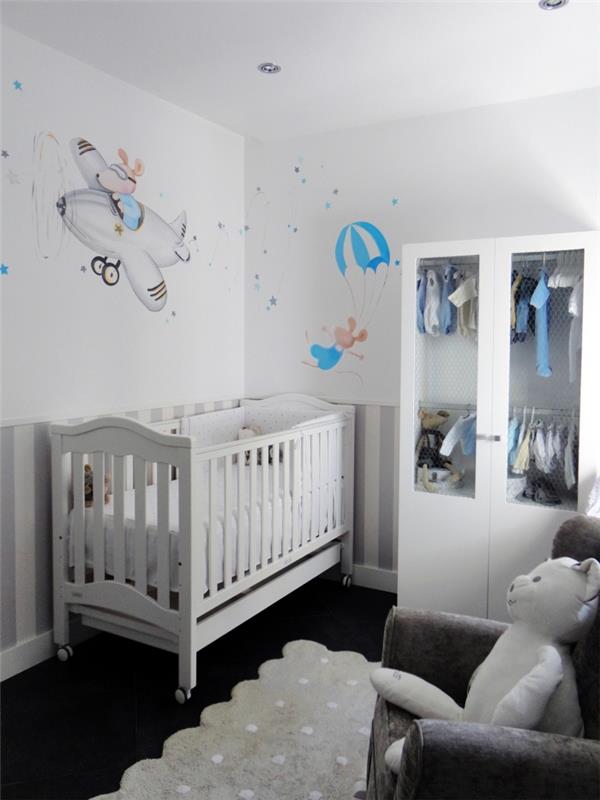 interiér v novorodeneckej izbe s dobrodružnou tematikou, stenami s bielym zvieracím dizajnom a čiernou podlahou