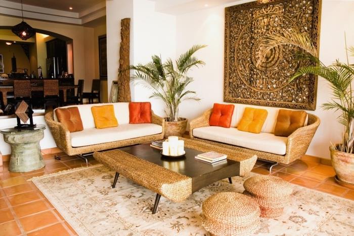 exotická atmosféra v bielej obývačke s etnickým dizajnom nástennej dekorácie, model ratanového nábytku pre exotickú výzdobu