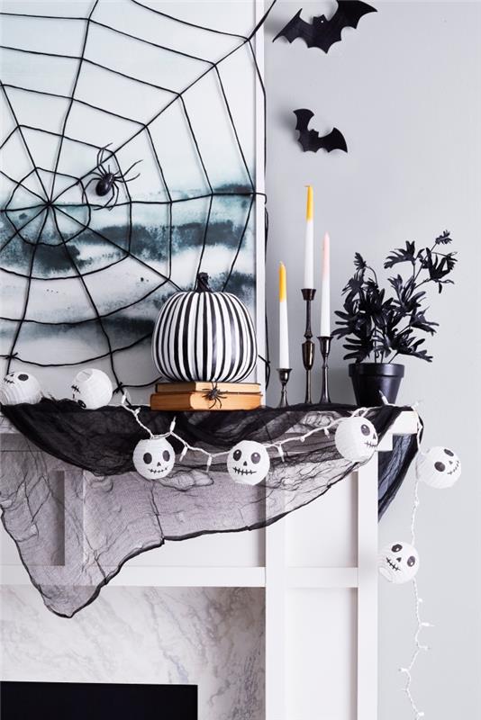 halloween fladdermus, dekorativt spindelnät i svart tråd på vit vägg med akvarellmålning i mörkblått