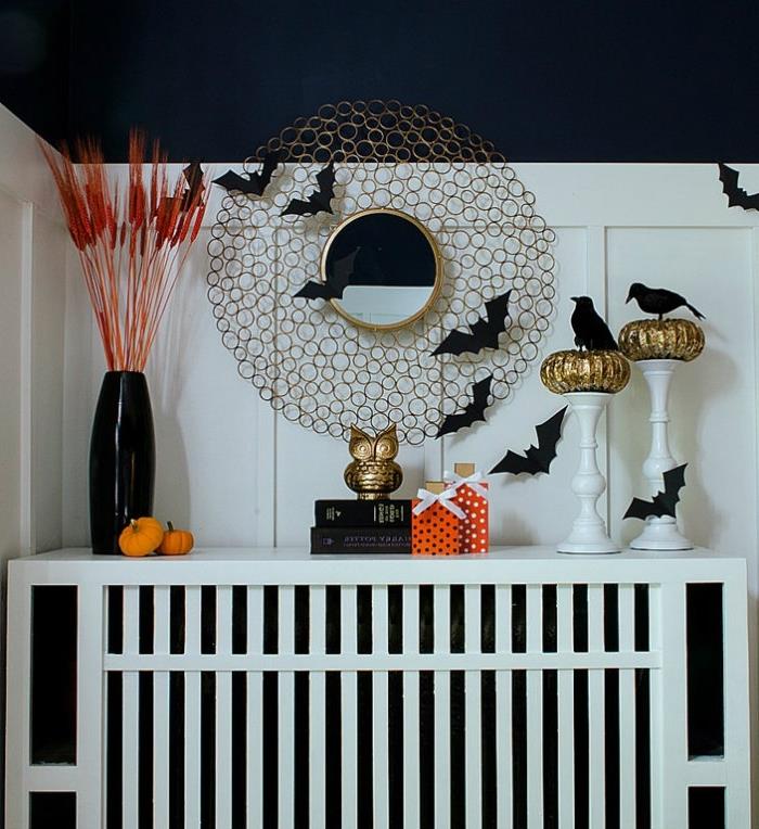 rum med mörkblå väggar med vit träbeklädnad, Halloween -inredning med svarta pappersfladdermöss