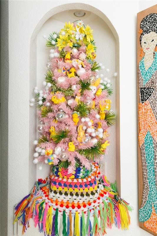مثال كيف تصنع زينة حائط جميلة لعيد الفصح بشجرة وهمية مزينة بأكاليل وردية وتماثيل عيد الفصح