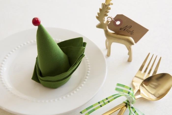 nápad na skladanie zeleného látkového obrúska, vianočná ozdoba na stôl so zlatou figúrkou v tvare jeleňa