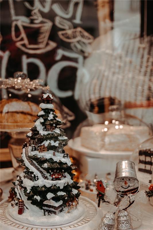 Veselé Vianoce s jedlom a koláčom na večierok, vianočnou ozdobou, v ktorej sa budete vyrábať so sklenenou figúrkou snehuliaka