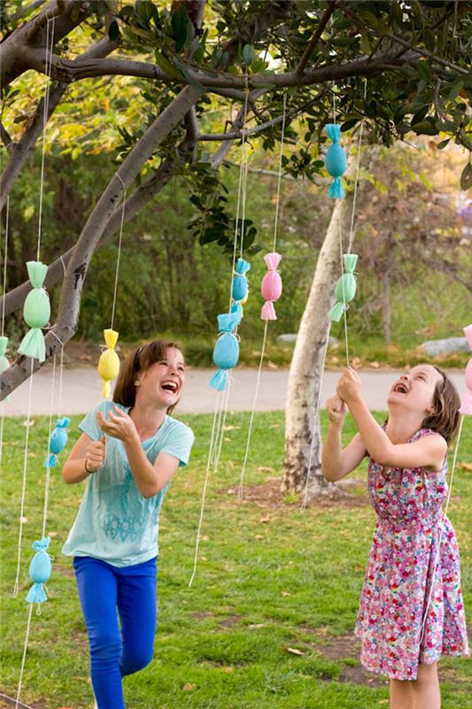 Nenáročná a originálna veľkonočná veľkonočná aktivita - vajíčka na konárikoch ako cukríky pinata