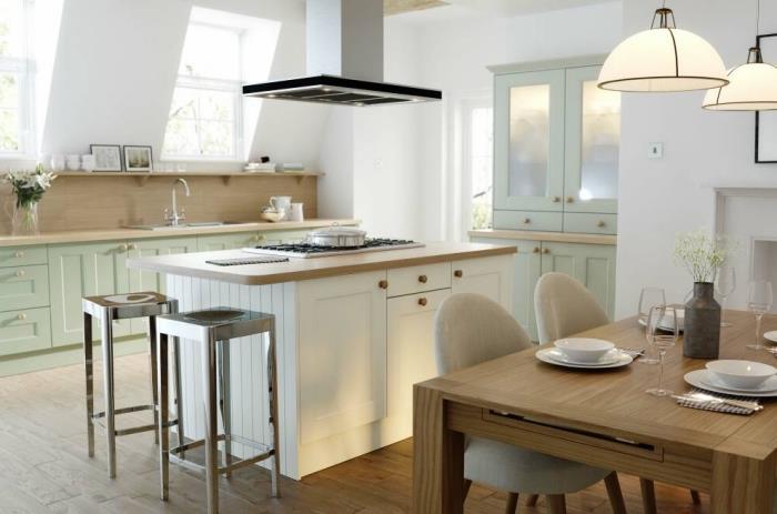أثاث مطبخ باللون الأخضر البحري مع مقابض ذهبية وتصميم مطبخ مائل باللون الأبيض والخشب مع لمسات خضراء