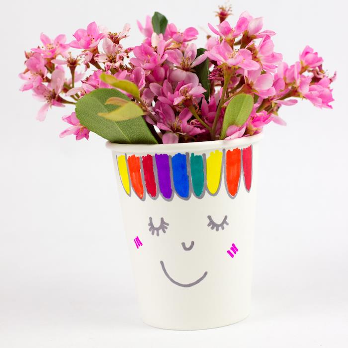 kvetináč zdobený farebnými fixkami s rastlinkou vo vnútri, remeslá v materskej škole, remeslá ku dňu matiek a na jar