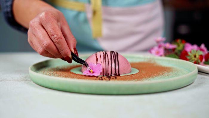 dekorácia prezentácia valentínsky tanier s ružovým kvetom panna cotty a čokoládou na vrchu