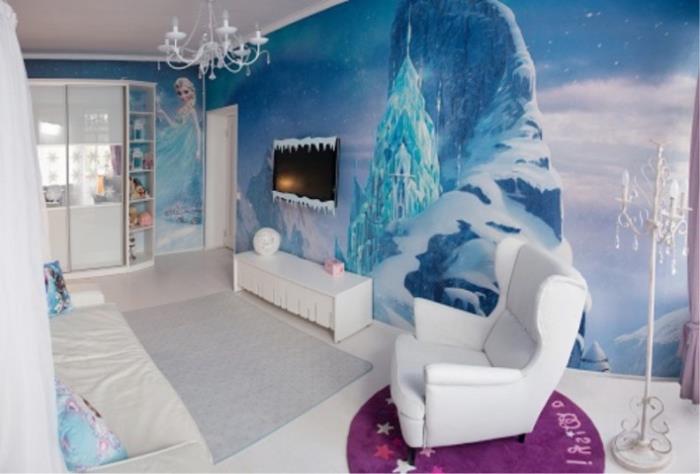 samolepky snehovej kráľovnej, biela skriňa z dreva a skla, obdĺžnikový koberec v šedej farbe, ozdobné vankúše s dizajnom Frozen