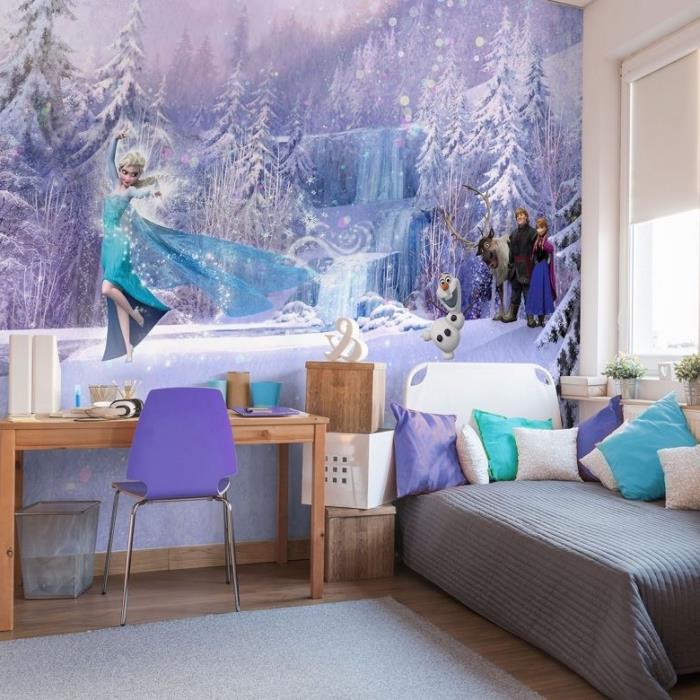 samolepky snehovej kráľovnej, malá biela rámová posteľ s modrými, fialovými a bielymi ozdobnými vankúšmi, malý študentský stôl zo svetlého dreva