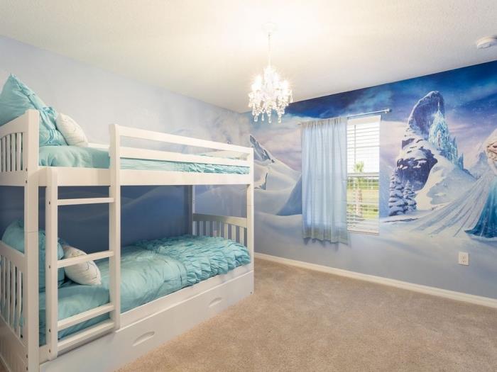 výzdoba dievčenskej spálne, mezanínová posteľ s bielo natretým dreveným rámom, biely krištáľový luster, stredne dlhé a modré závesy