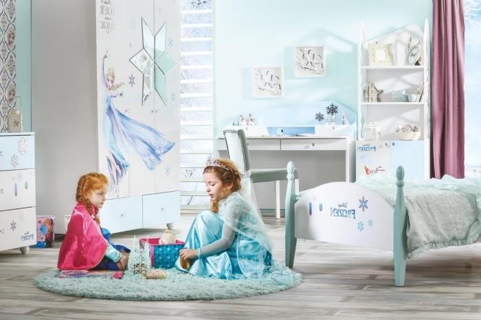 Nábytok do detskej izby v prevedení Frozen, detská izba so svetlo modrými stenami a drevenou podlahou