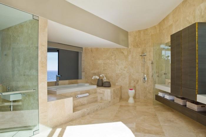 حمام حديث ، جدار زجاجي ، كابينة دش ، إطلالة على البحر ، حوض استحمام أبيض ، بلاط بيج