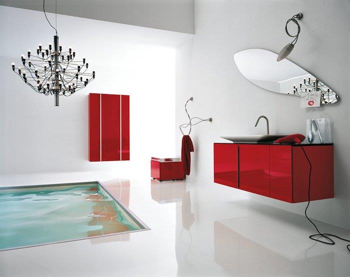حمام حديث ، بلاط أبيض ، حوض سيراميك ، منشفة حمراء ، مرآة ، حامل مناشف