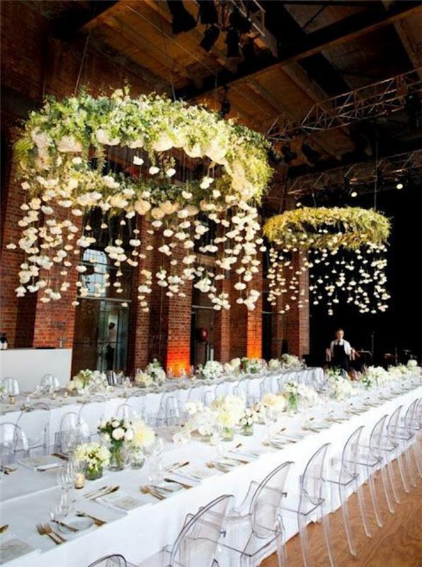 fest-rum-dekoration-med-blomma-ljuskrona-stora-transparenta-vita-stolar