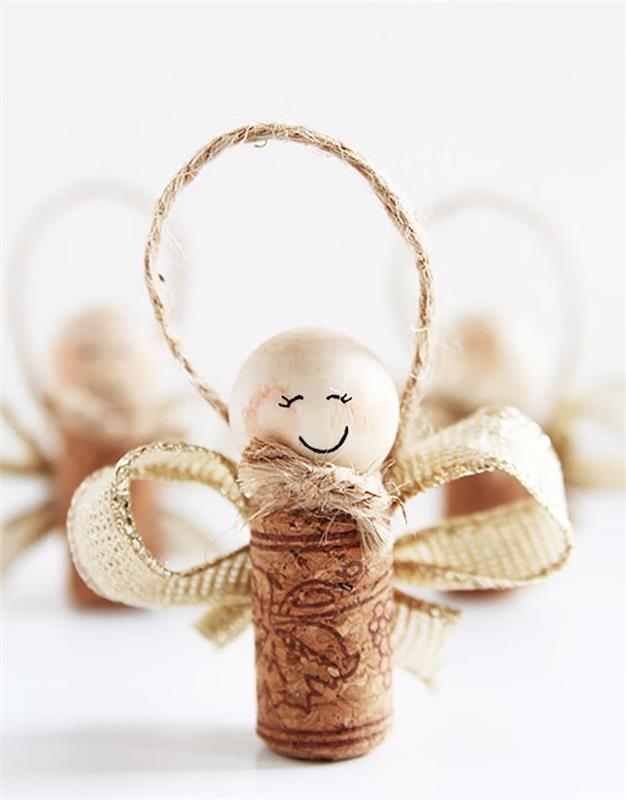malý anjelik v korkovej zátke a drevenej korálkovej hlave so zdobením stužkou, vianočnou ozdobou na zavesenie
