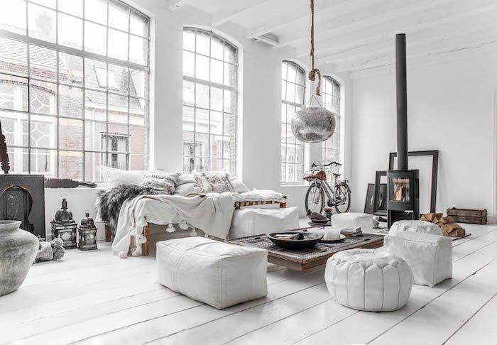 Skandinavisk loftdekoration, stort vitt vikingavardagsrum, vita etniska designmöbler