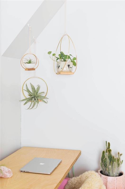 hängande växt på guldupphängning, hur man dekorerar ditt hemmakontor i en bohemisk chic stil med trämöbler och växter