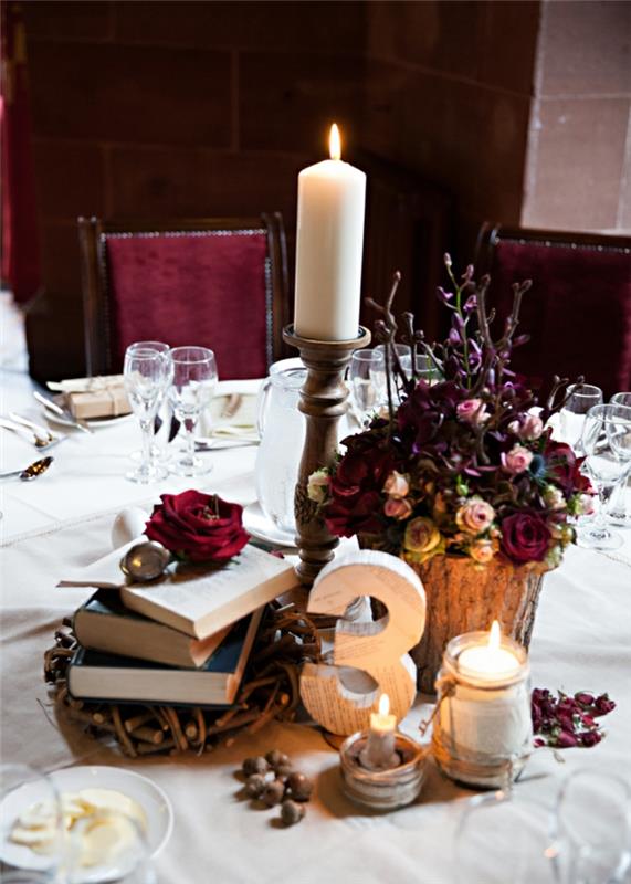 Romantisk rustik bröllopsbordsdekoration, rustik bordsdekoration med böcker och röda rosor
