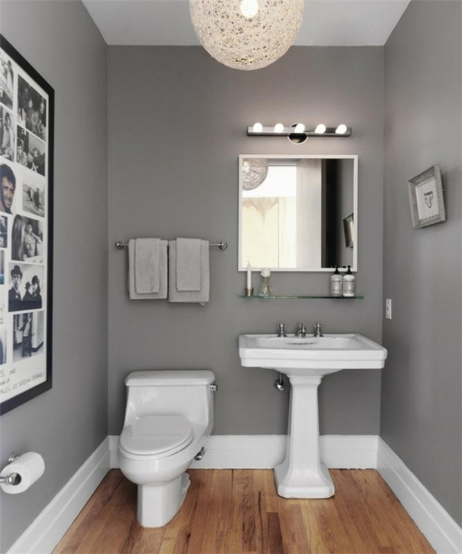 sivé a biele wc, drevená podlaha, veľké svietidlo, zarámované zrkadlo, sklenená polica, monochromatické fotografie