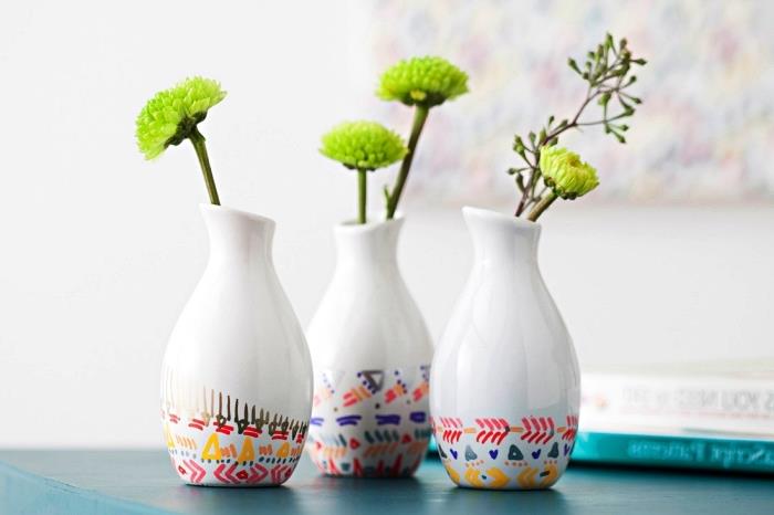 keramické vázy s podstavcami zdobené farebnými etnickými motívmi vyrobené z porcelánovej farby