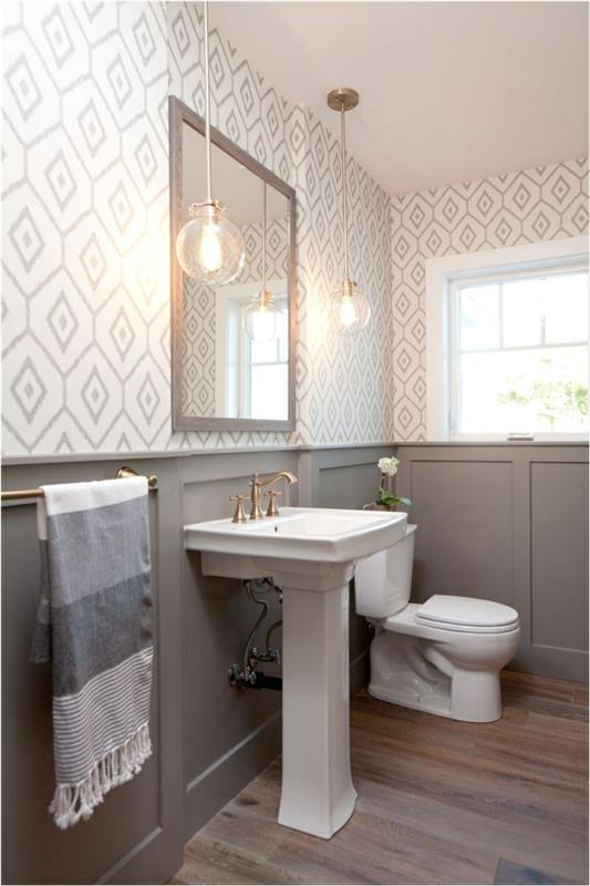 dizajnér wc v sivobielom prevedení, podstavec, drevená podlaha, závesné žiarovky, geometrická tapeta, sivý základ