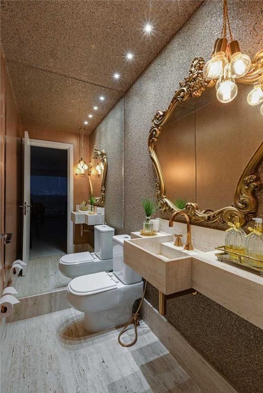 moderný dekor toalety so zrkadlovým nástenným a stropným osvetlením LED reflektory, dekor toalety v neutrálnych farbách s kovovými akcentmi
