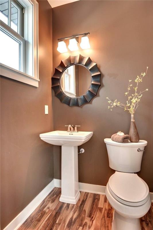 originálna toaletná dekorácia, čokoládová toaletná farba, ozdobné zrkadlo, umývadlo na nohy, váza a uterák kakaovej farby