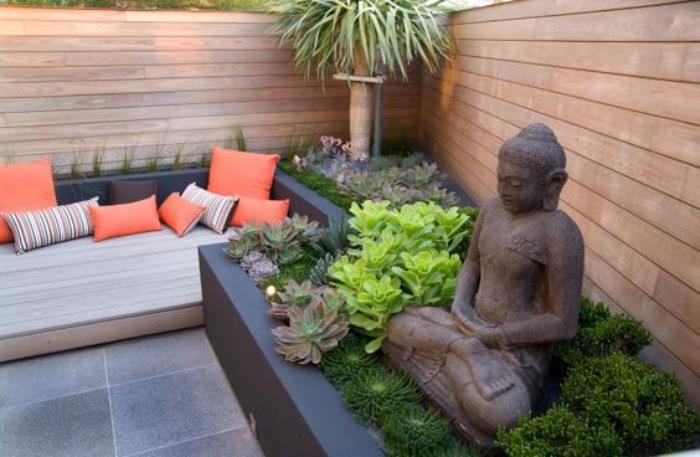 زخرفة حديقة Zen ، مربع أخضر مع عصارة ، شجرة نخيل ، أريكة مع وسائد برتقالية ، ألواح حجرية ، سياج خشبي