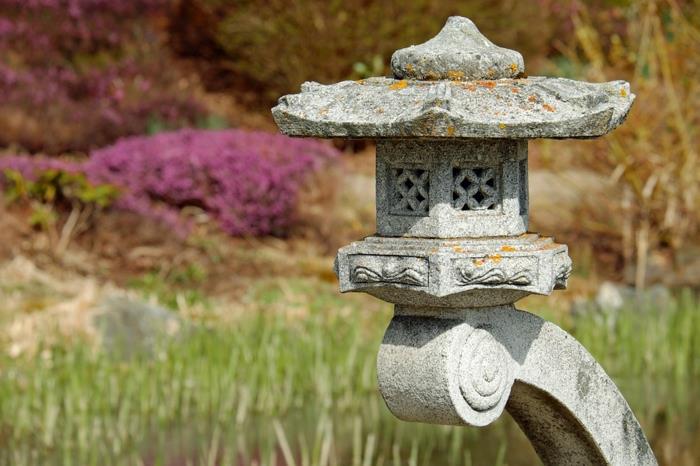 زخرفة حديقة زن ، فكرة عنصر أساسي في الزخرفة اليابانية ، مصباح فانوس حجري ، منظر طبيعي غزته النباتات