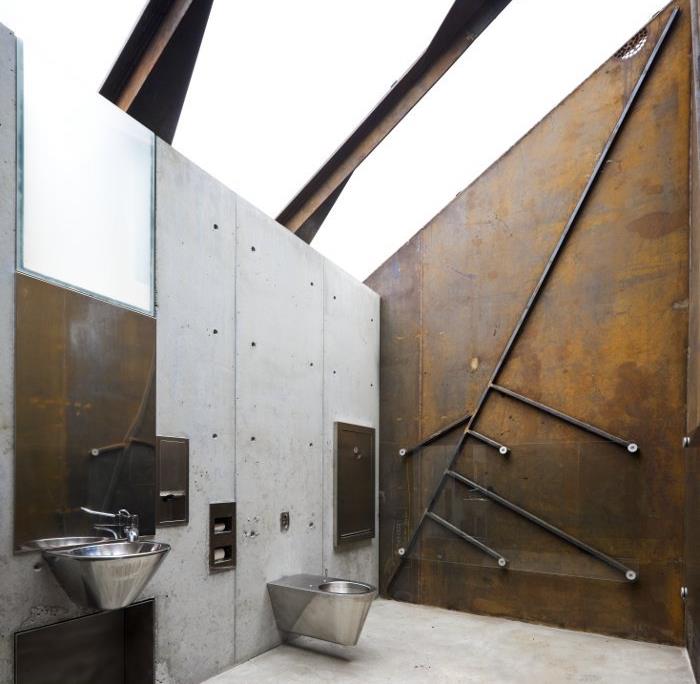decorazioni-bagno-fai-da-te-stile-industriale-pareti-metallo-effetto-vissuto-lavabo-voľne stojace-abbianamento-piastrelle