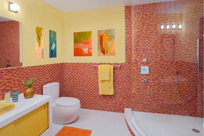 decorazioni-bagno-moderno-toilette-rivestimento-pareti-mosaico-tonalità-colore-rosso-mobili-moderno-sanitari-colore-bianco