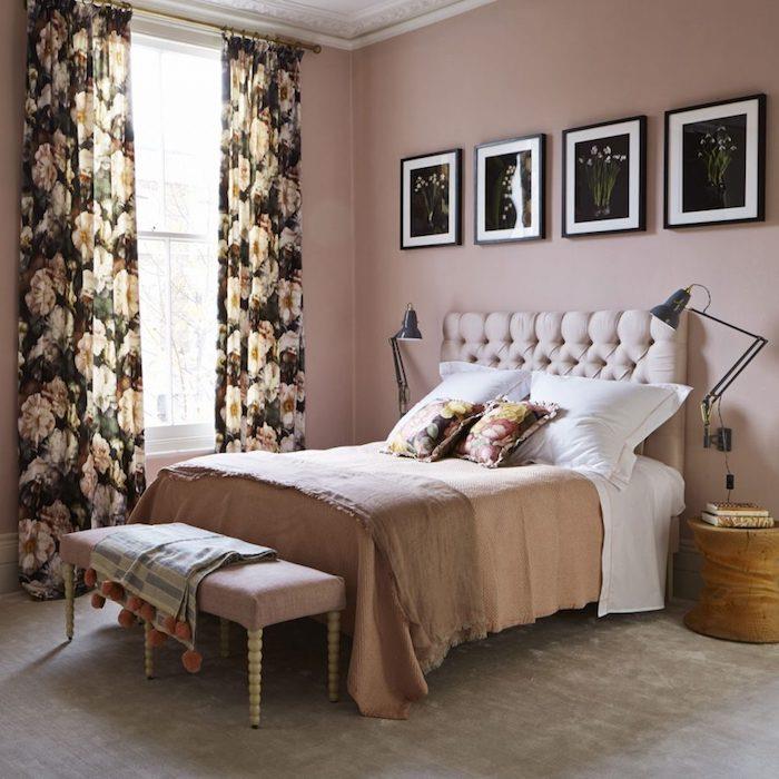 nápad, ako vyzdobiť svoju izbu, ružovú stenu, sivý koberec, kvetinové závesy, drevený nočný stolík, kvetinové vzory na vankúšoch