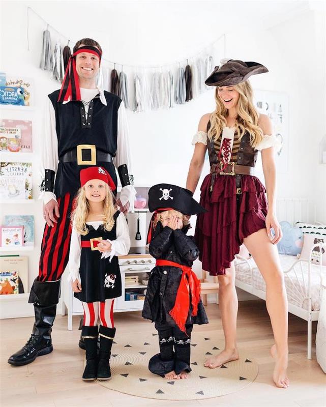 rodinný kostým casa del papel v prestrojení za pirátov otec matka a dve deti s klobúkmi a čižmami