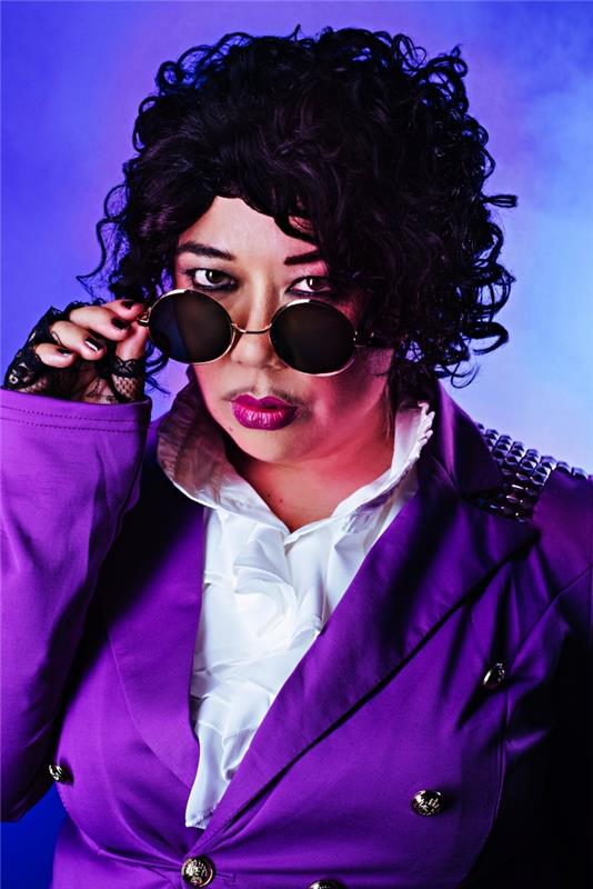 mužský disko kostýmný nápad obnoviť princov vzhľad vo fialovom daždi, princov kostým s kučeravou parochňou, volánovou košeľou a fialovou bundou