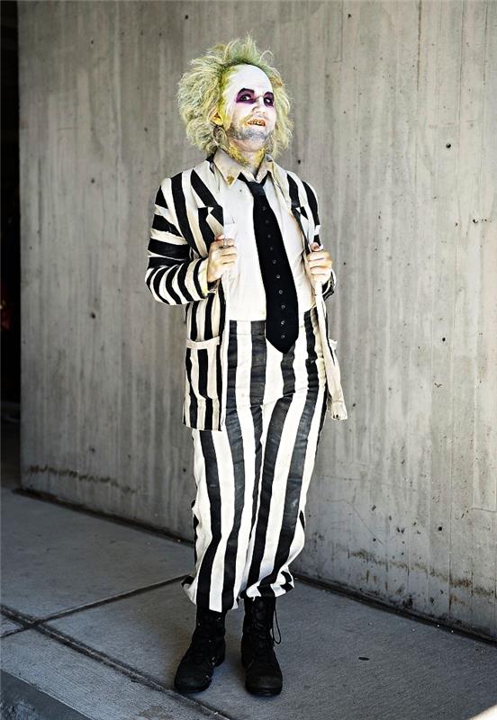desivé beetlejuice maskovanie v pruhovanom kostýme, strašidelné líčenie duchov s bledou pleťou