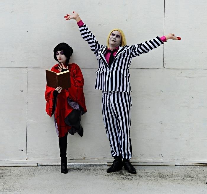 párový kostým lydia deetz a beetlejuice, kostým beetlejuice pozostávajúci z pruhovaného obleku, ružovej košele a blond parochne