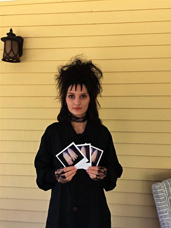 lacný nápad na kostým pre ženy, kostým lydia deetz z beettlejuice vo všetkých čiernych kostýmoch