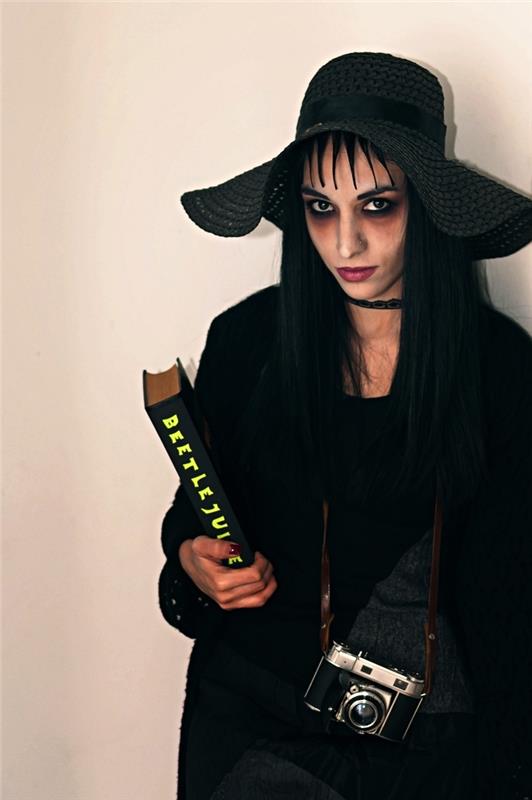 lacný ženský kostým v lydii deetz z filmu beetlejuice, celý čierny outfit spojený s gotickým líčením